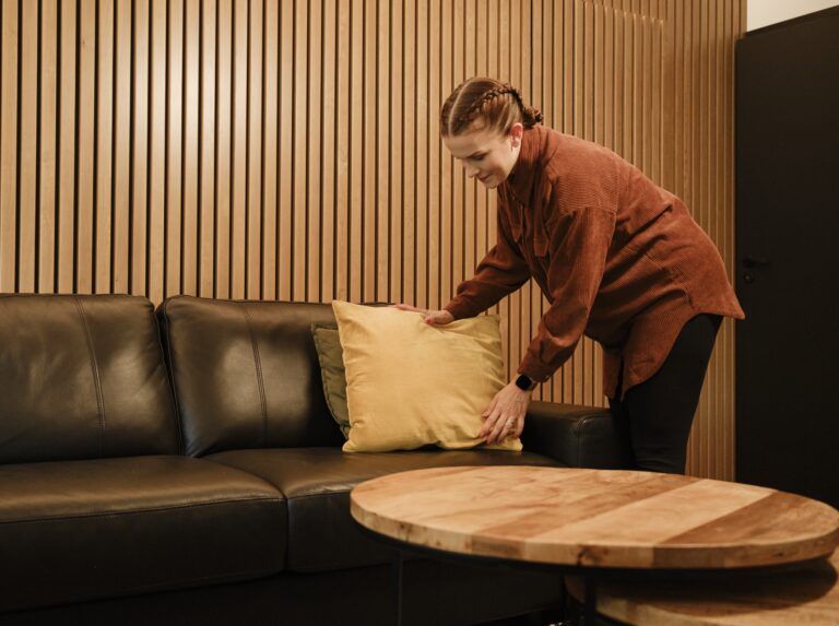 ammattijärjestäjä-järjestelee-sohvatyynyjä