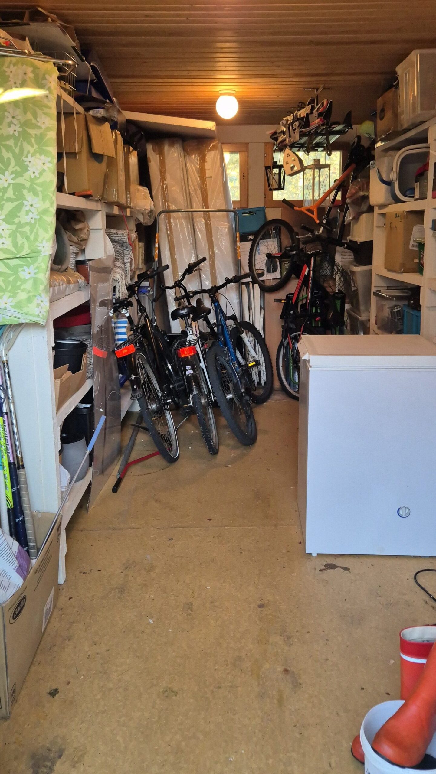 Täynnä oleva ulkovarasto