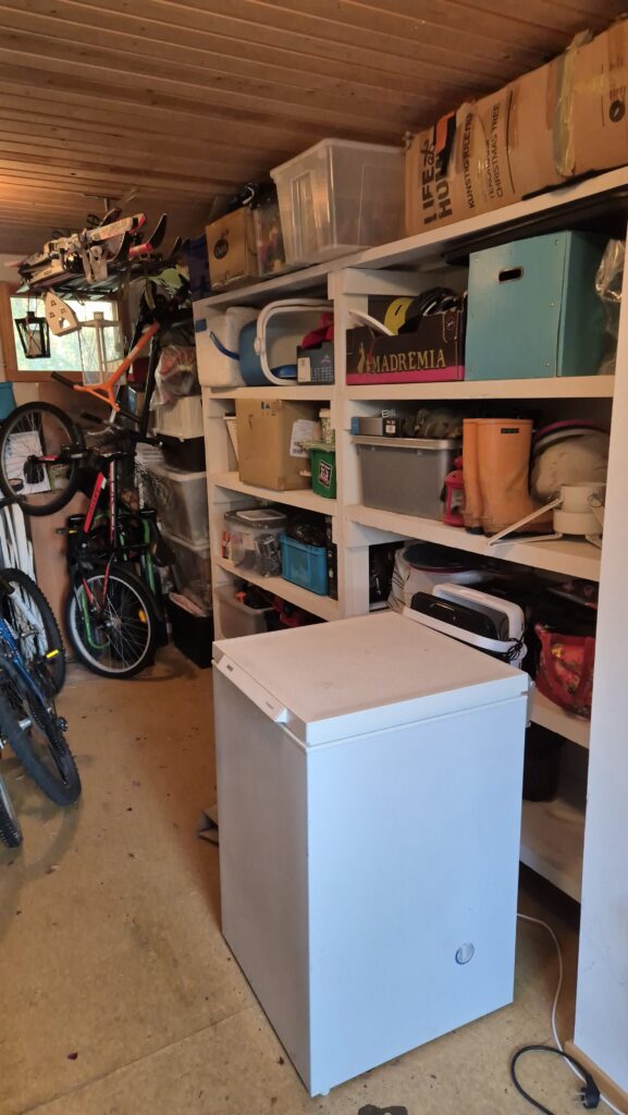 Täydet ulkovaraston hyllyt