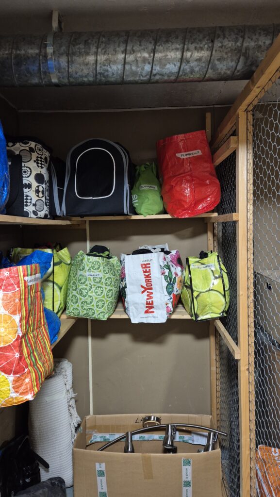 Häkkivarasto ammattijärjestäjän kanssa tehdyn järjestelemisen jälkeen